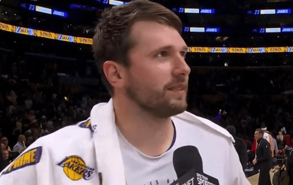 世界杯手机高清观看入口-詹姆斯让权，东契奇扛旗：湖人锁定季后赛，新老王权平稳交接