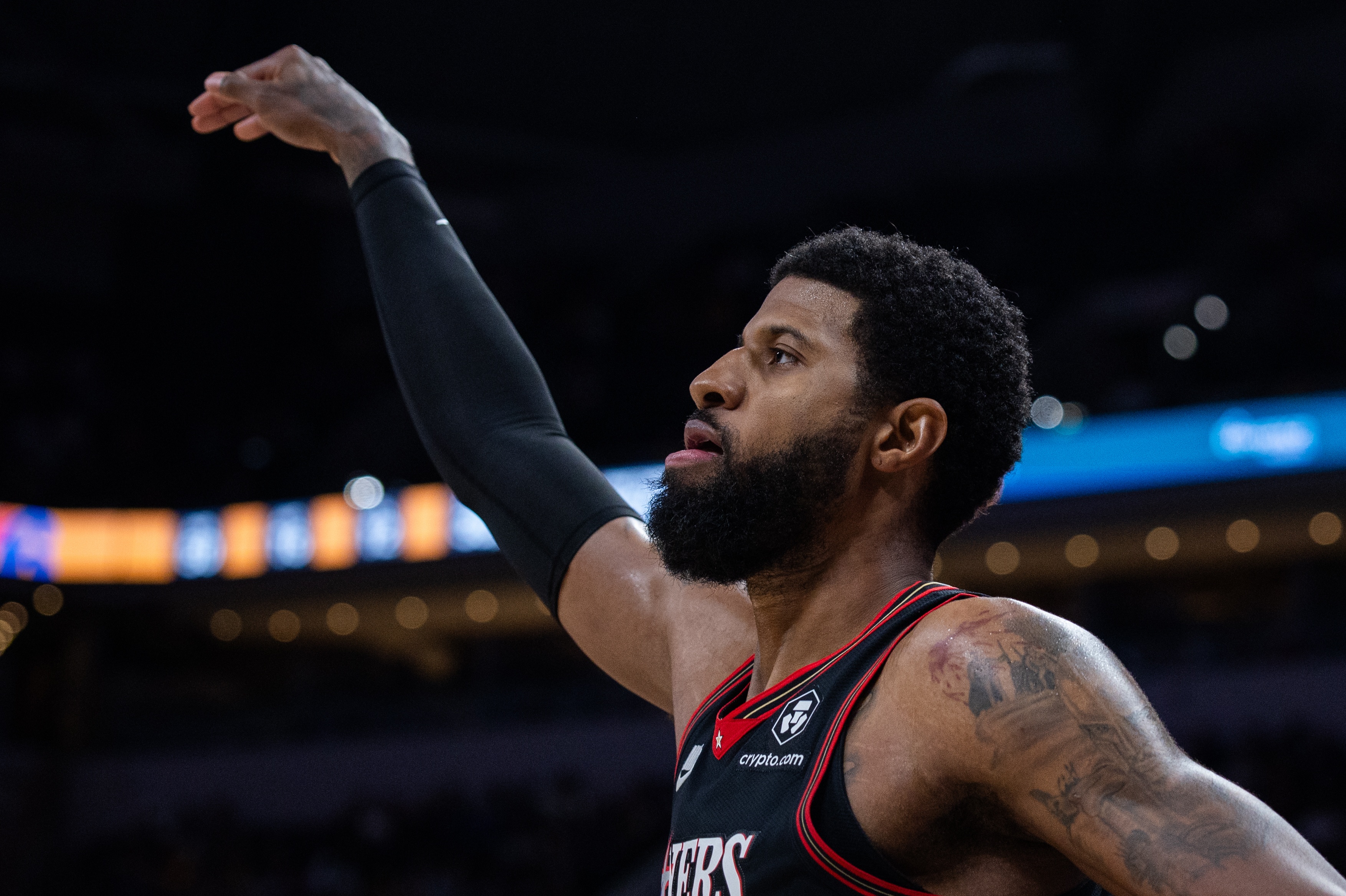 世界杯官方直播软件下载-打了10分钟好球！乔治全场11分5板2助 11分全是首节所得